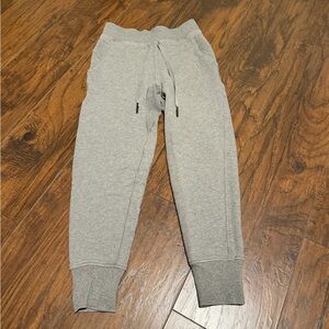 Lululemon women’s grey press pause 25.5” joggers size 2